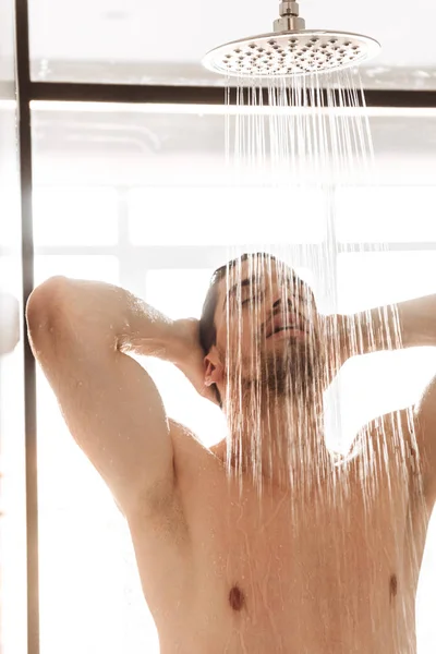Pohledný Mladý Nahý Muž Osprchování — Stock fotografie