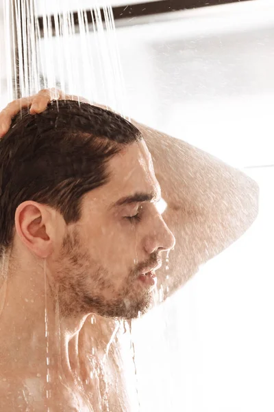 Nahaufnahme Eines Attraktiven Jungen Nackten Mannes Beim Duschen — Stockfoto