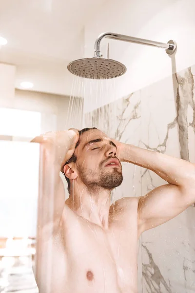 シャワーを持つセクシーな若い裸の男 — ストック写真
