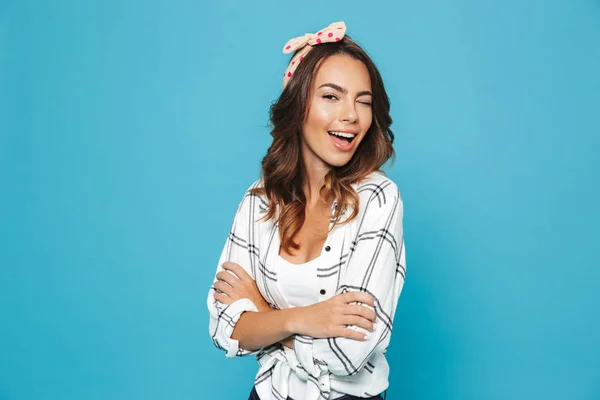 Foto Mulher Europeia Feliz 20S Vestindo Roupas Casuais Sorrindo Com — Fotografia de Stock