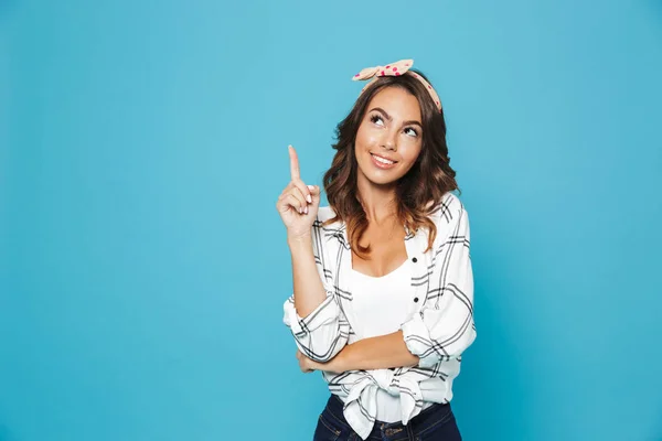 Retrato Mulher Encantadora Animado 20S Vestindo Headband Sorrindo Apontando Dedo — Fotografia de Stock