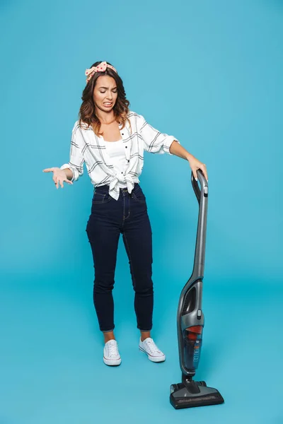 Full Length Portrait Outraged Displeased Housewife 20S Doing Housework Cleaning — Stock Photo, Image