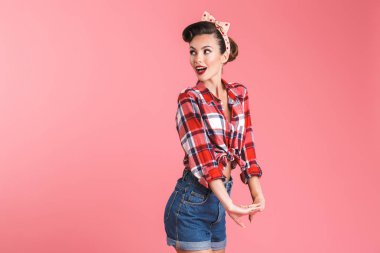 Uzak pembe arka plan üzerinde izole bandı arıyor hoş güzel bir esmer pin-up kadın portresi