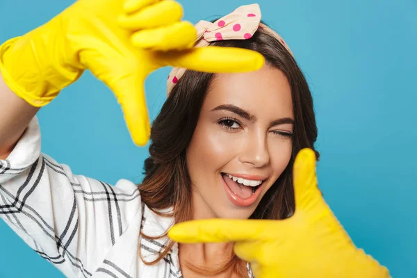Zbliżenie Zdjęcie Uśmiechnięta Kobieta 20S Wyświetlone Prostokąt Palcami Żółty Gumowe — Zdjęcie stockowe