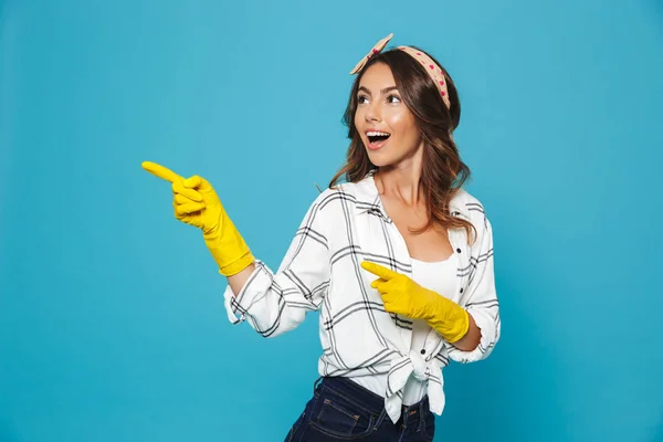 Sorrindo Adorável Dona Casa 20S Apontando Dedos Lado Copyspace Enquanto — Fotografia de Stock