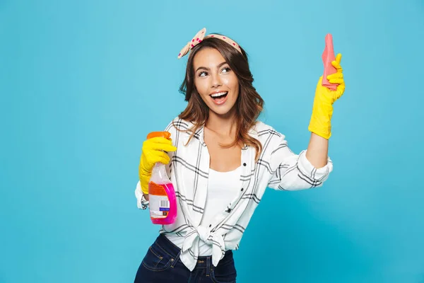 Retrato Mulher Caucasiana 20S Limpeza Limpeza Com Esponja Detergente Pulverizador — Fotografia de Stock