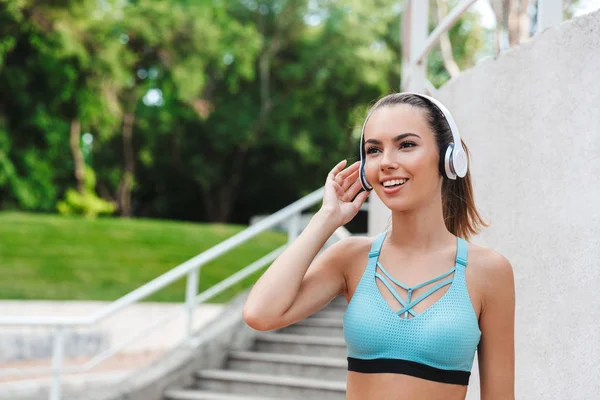 Joven Deportista Feliz Con Auriculares Vestidos Con Ropa Deportiva Escuchando — Foto de Stock