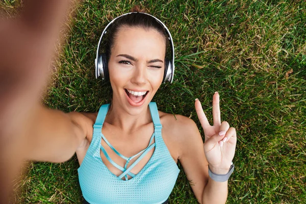 Top View Cheerful Young Sportswoman Dressed Sportswear Headphones Resting While — Stock Photo, Image