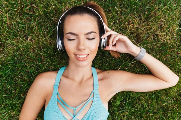 Top View Smiling Young Sportswoman Dressed Sportswear Headphones Resting While — Stock Photo, Image