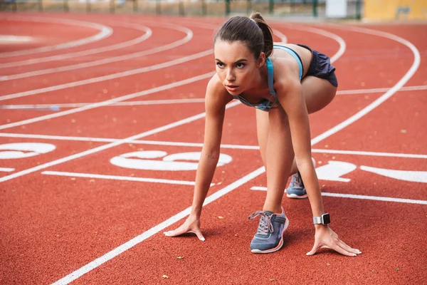 Αυτοπεποίθηση Τον Νεαρό Αθλήτρια Πάρει Έτοιμο Τρέξει Την Απόσταση Στο — Φωτογραφία Αρχείου