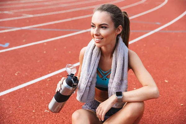 Smiling Sportsgirl Muda Dengan Handuk Atas Bahu Dan Botol Air — Stok Foto