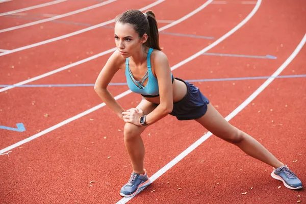 Voller Länge Motivierte Junge Sportlerin Sportbekleidung Bei Stretchübungen Stadion — Stockfoto