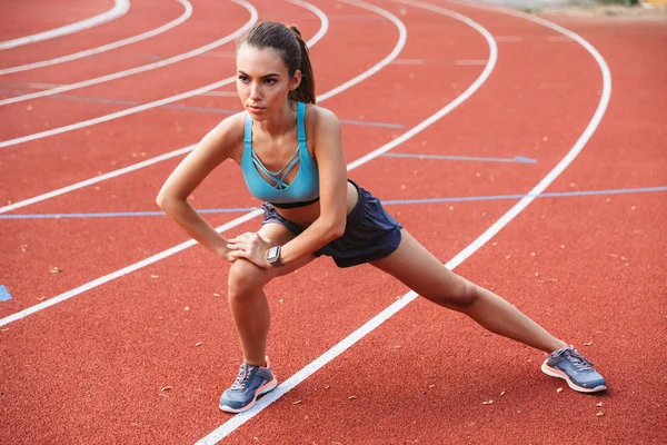 Volledige Lengte Van Geconcentreerde Jonge Sportsgirl Gekleed Sportkleding Doen Rekoefeningen — Stockfoto