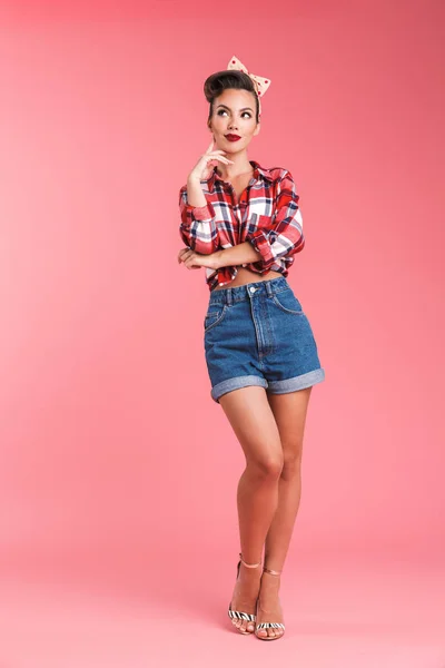 Imagem Incrível Sonhando Feliz Jovem Pin Mulher Isolada Sobre Parede — Fotografia de Stock