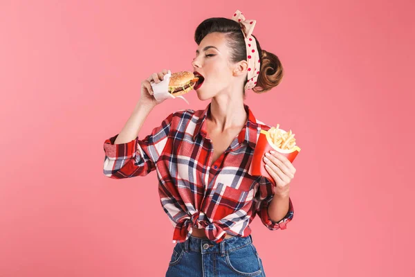 Kép Csodálatos Fiatal Pin Elszigetelt Rózsaszín Háttér Falon Hasábburgonyával Burger — Stock Fotó