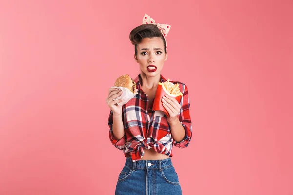 Retrato Uma Bela Morena Confusa Pin Mulher Cabeça Segurando Batatas — Fotografia de Stock