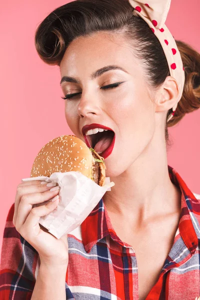 Immagine Sorprendente Giovane Pin Donna Isolata Sfondo Rosa Muro Mangiare — Foto Stock