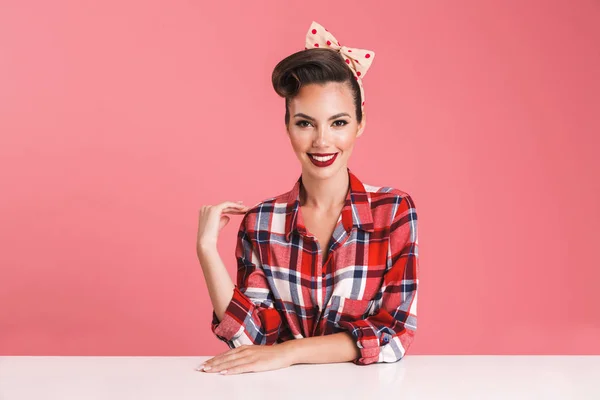 Portret Van Een Vrolijke Brunette Meisje Van Pin Plaid Shirt — Stockfoto