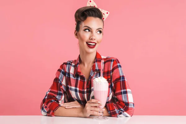 Portrait Une Joyeuse Brunette Pin Girl Chemise Carreaux Tenant Milkshake — Photo