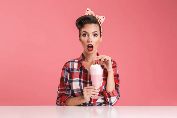 Retrato Uma Morena Chocada Pin Menina Camisa Xadrez Segurando Milkshake — Fotografia de Stock