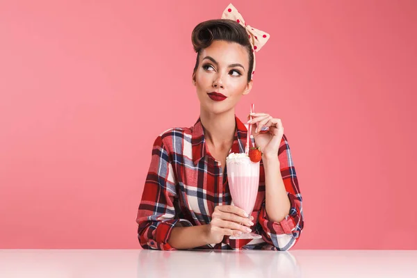 Retrato Uma Linda Garota Pin Morena Camisa Xadrez Segurando Milkshake — Fotografia de Stock