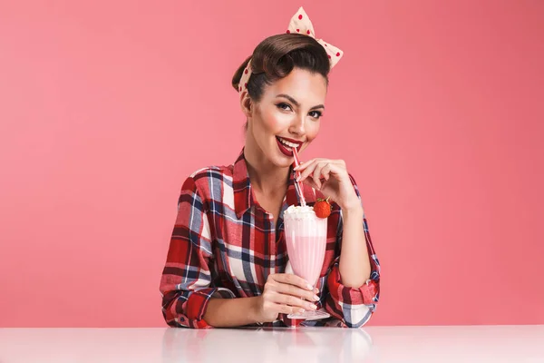 Retrato Uma Menina Pin Morena Feliz Camisa Xadrez Segurando Milkshake — Fotografia de Stock
