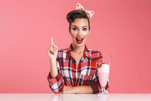 Porträtt Glad Brunett Pin Girl Rutiga Skjortan Sitter Med Milkshake — Stockfoto