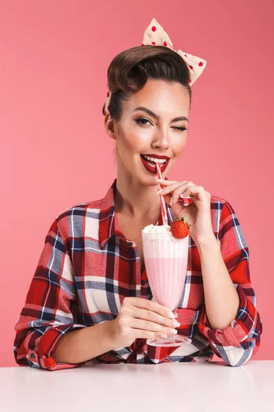 Retrato Uma Menina Pin Morena Brincalhão Camisa Xadrez Segurando Milkshake — Fotografia de Stock