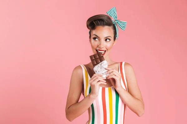 Imagem Feliz Jovem Pin Mulher Isolada Sobre Fundo Parede Rosa — Fotografia de Stock