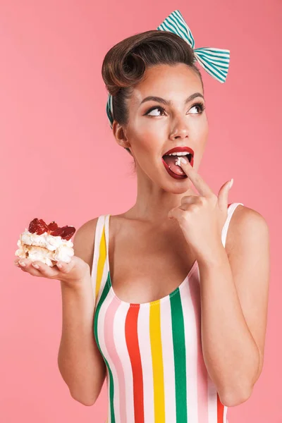 Obraz Pięknym Pin Kobieta Białym Tle Różowy Ściany Trzymając Ciasto — Zdjęcie stockowe