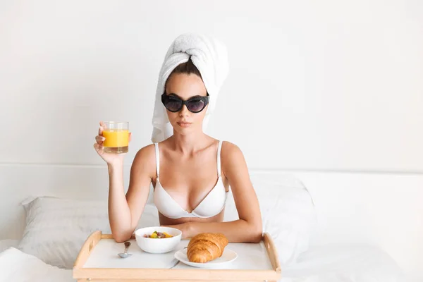 Ritratto Una Donna Famosa Occhiali Sole Asciugamano Intorno Alla Testa — Foto Stock