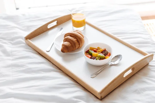 Закрытие Трапа Здоровым Завтраком Лежащим Кровати — стоковое фото
