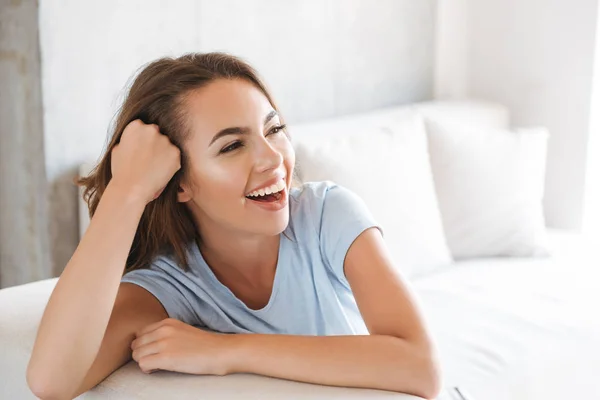 Acercamiento Una Joven Que Ríe Relajándose Sofá Casa Mirando Hacia —  Fotos de Stock