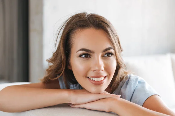 Close Uma Jovem Mulher Sorridente Relaxando Sofá Casa Olhando Para — Fotografia de Stock