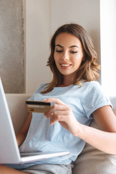 Lächelnde Junge Frau Mit Kreditkarte Während Sie Hause Mit Laptop — Stockfoto