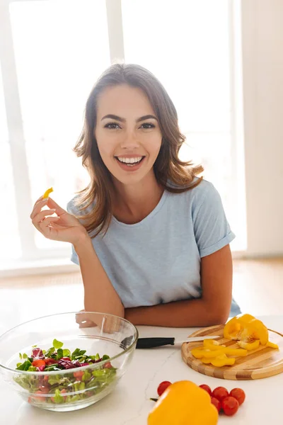 Zufriedene Junge Frau Beim Salatessen Küchentisch — Stockfoto