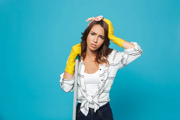 Retrato Uma Dona Casa Cansada Com Uma Vassoura Olhando Para — Fotografia de Stock