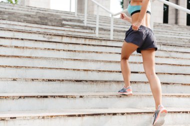 Spor giyim merdivenlerden yukarı açık havada çalışan genç bir sporcumuz arkadan görünüm giymiş