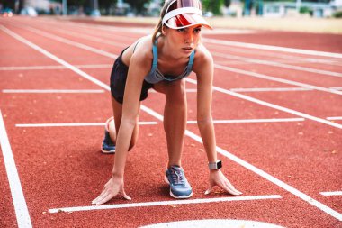 Kendine güvenen genç sporcumuz stadyumda uzaktan çalıştırmak hazırlanıyor