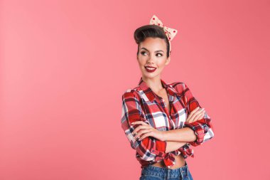 Uzak pembe arka plan üzerinde izole bandı bakarak bir gülümseyen güzel esmer pin-up kadın portresi
