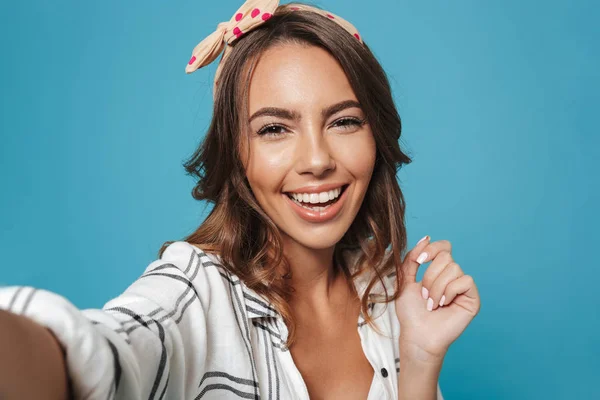 Εικόνα Της Εύθυμη Νεαρή Γυναίκα 20S Φορούν Κεφαλόδεσμος Χαμογελώντας Και — Φωτογραφία Αρχείου