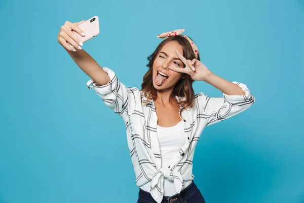 Retrato Una Linda Mujer Europea Años Usando Diadema Sonriendo Mostrando — Foto de Stock