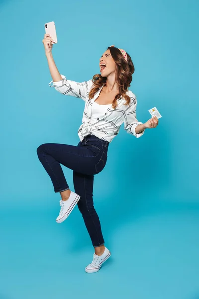 Retrato Completo Mujer Feliz Años Usando Diadema Gritando Mientras Sostiene — Foto de Stock