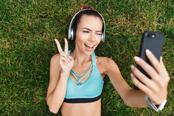 Top View Smiling Young Sportswoman Dressed Sportswear Headphones Resting While — Stock Photo, Image