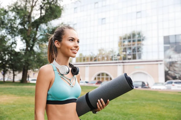 Lachende Jonge Sportvrouw Gekleed Sportkleding Bedrijf Fitness Mat Zoek Weg — Stockfoto