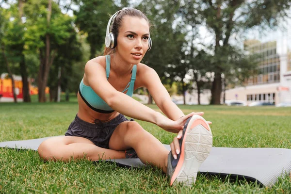 Joven Deportista Concentrada Vestida Con Ropa Deportiva Escuchando Música Con —  Fotos de Stock