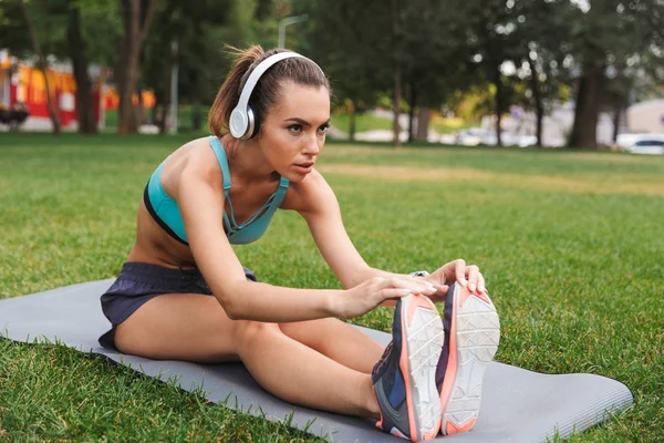 Zeker Jonge Sportvrouw Gekleed Sportkleding Luisteren Naar Muziek Met Koptelefoon — Stockfoto