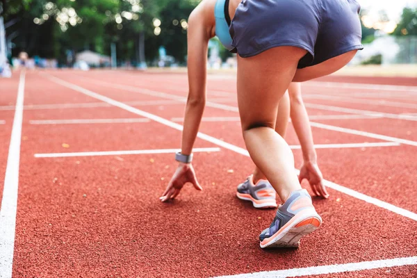 Pemandangan Kembali Dari Seorang Wanita Olahragawan Yang Bersiap Siap Berlari — Stok Foto
