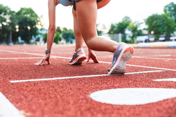 Vista Trasera Imagen Recortada Una Deportista Preparándose Para Correr Una —  Fotos de Stock