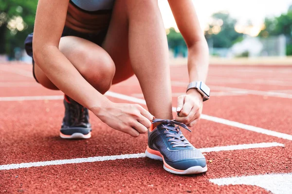 Detailní Záběr Mladé Sportsgirl Vázání Tkaničky Stadionu — Stock fotografie